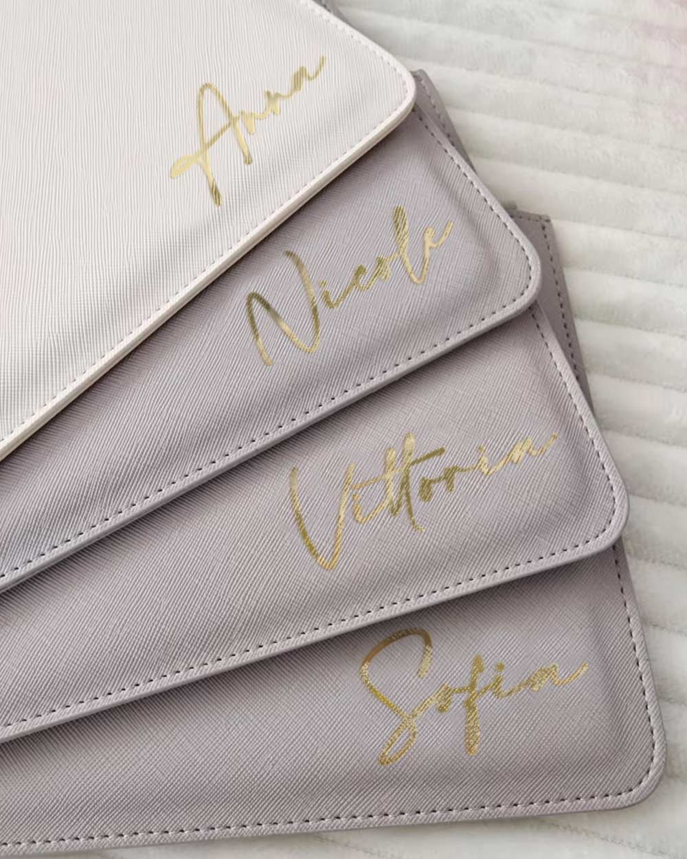 Set di 3 Pochette in Ecopelle Personalizzate con Nome in Oro – Idea Regalo per Addio al Nubilato, per la Sposa e le Amiche della Sposa - immagine 2