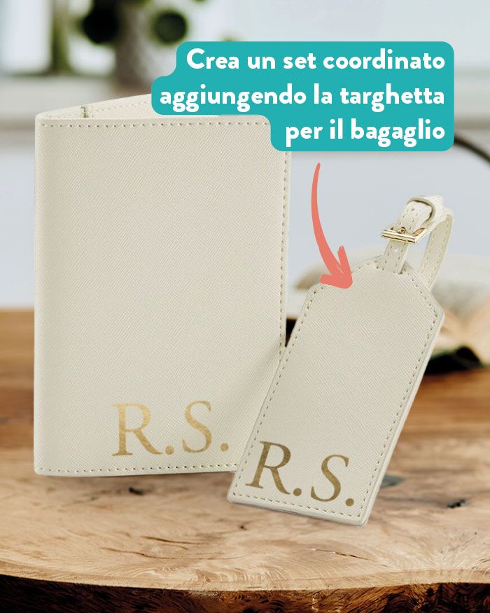 Porta Passaporto in Ecopelle Personalizzato con Iniziali – Idea Regalo Laurea, Regalo per Lei, Regalo per Viaggio - immagine 2