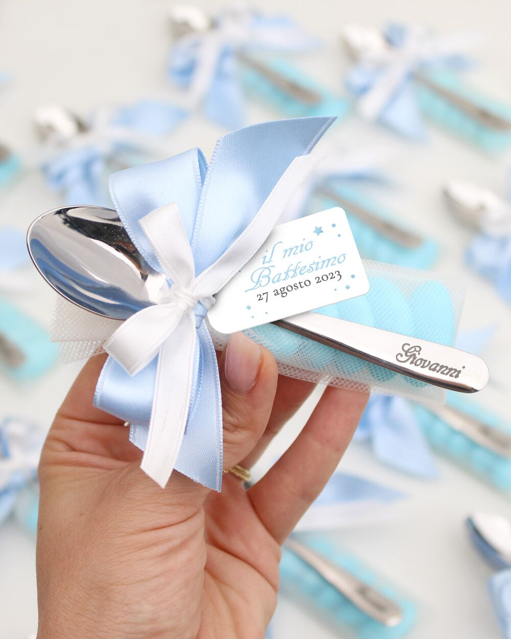 Cucchiaino Inciso Personalizzato con Fiocco e Tag con Nome e Date Idea Bomboniera e Segnaposto Battesimo - immagine 6