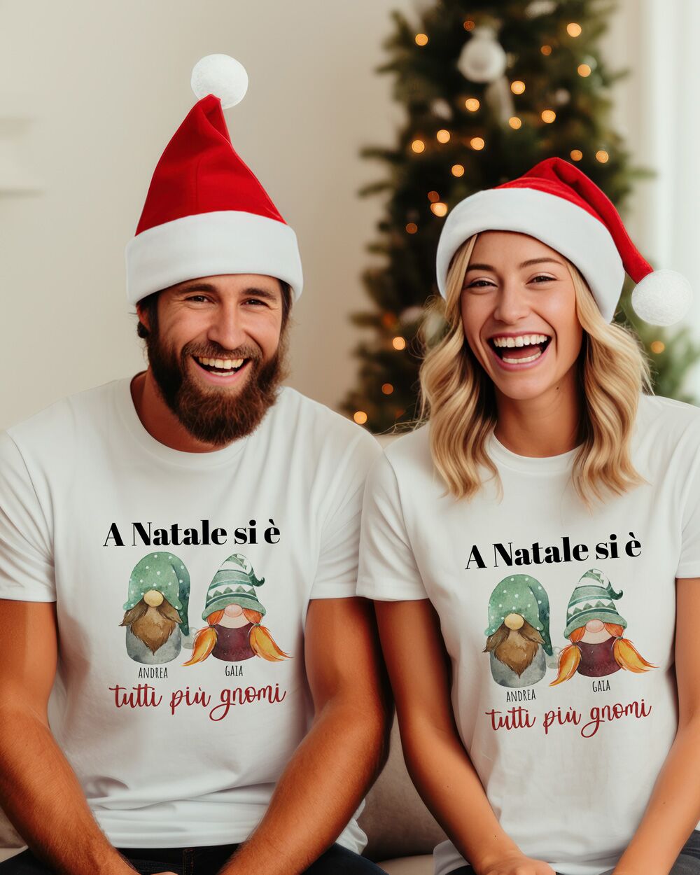 Maglietta Personalizzata con Gnomi "A Natale Siamo tutti più Gnomi"