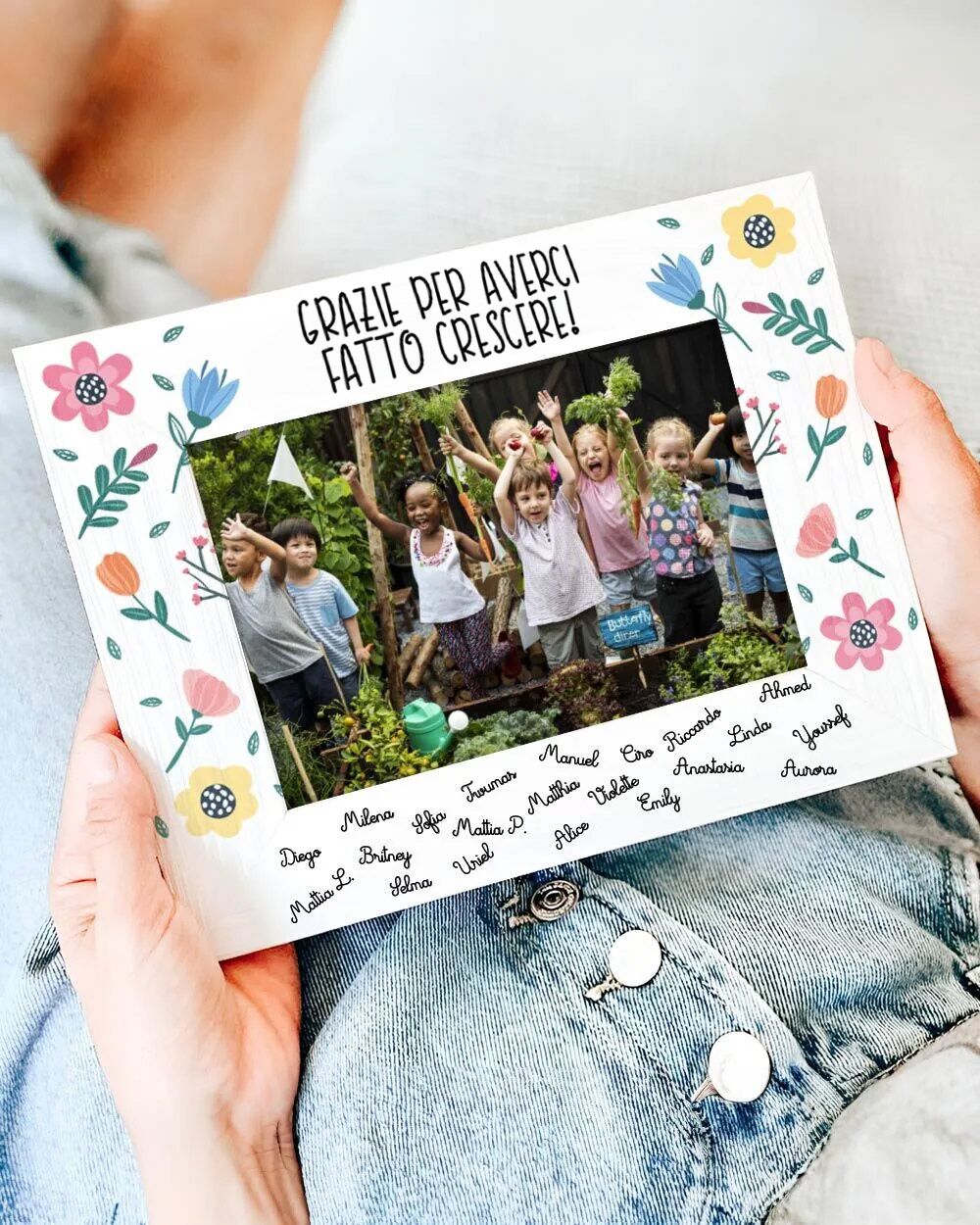 Cornice Portafoto Personalizzabile con Dedica per la Maestra, Nomi e Decori Floreali - Idea Regalo per Maestre, Fine Anno Scolastico