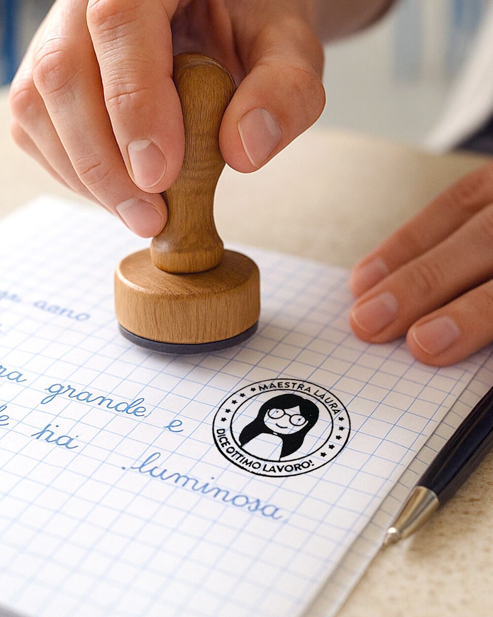 Timbro Personalizzato con Nome della Maestra, Disegno Stilizzato e Frase "Ottimo Lavoro!"– Idea Regalo per Maestre e Insegnanti Fine Anno Scolastico - immagine 3