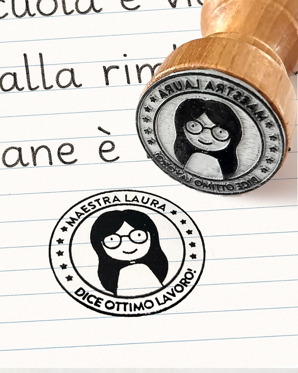 Timbro Personalizzato con Nome della Maestra, Disegno Stilizzato e Frase "Ottimo Lavoro!"– Idea Regalo per Maestre e Insegnanti Fine Anno Scolastico - immagine 2