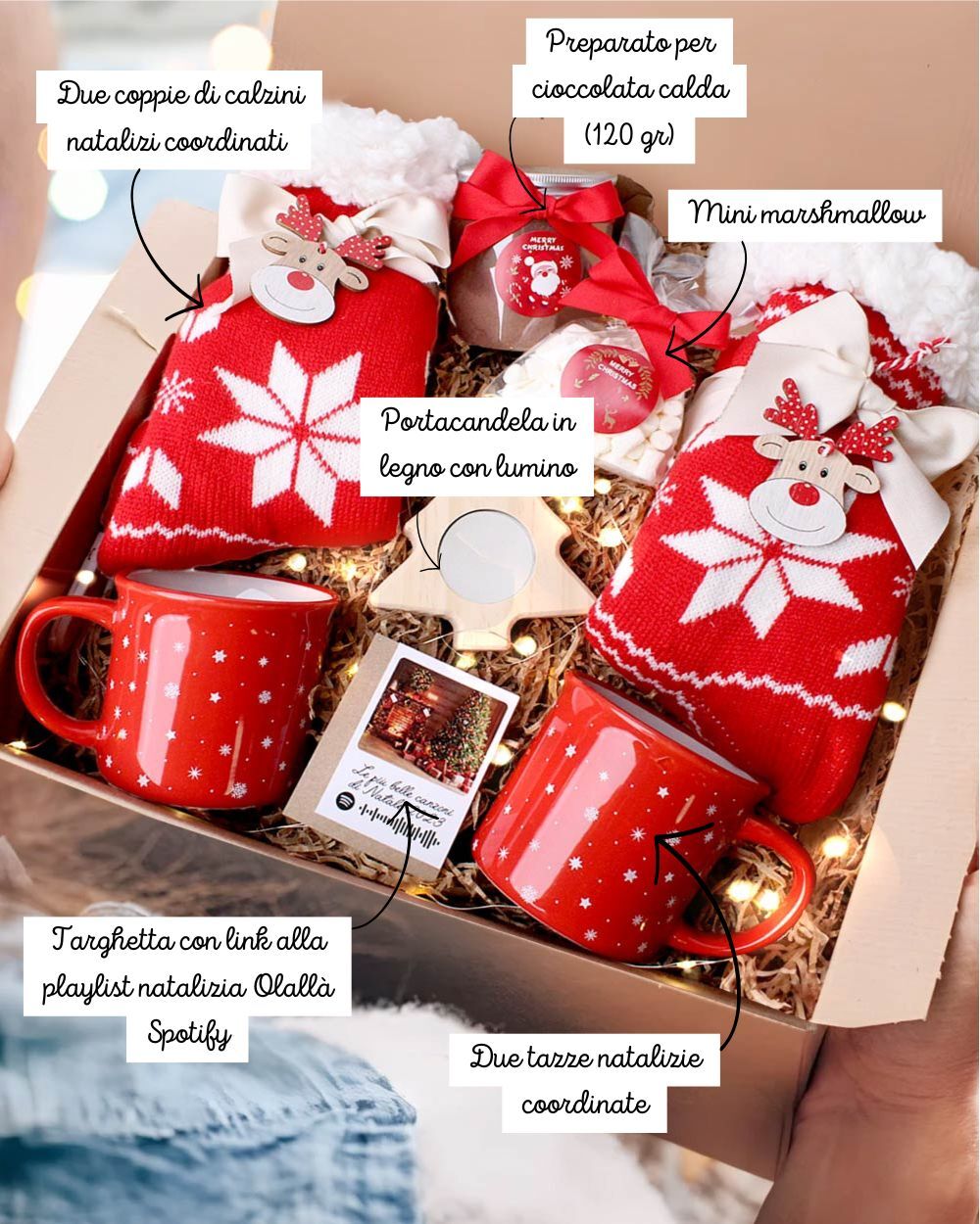 Gift Box "Coccole per Due" con Calzini Natalizi, Dolci Sorprese, Tazze Coordinate e Playlist di Natale - Idea Regalo di Natale per Coppia - immagine 2