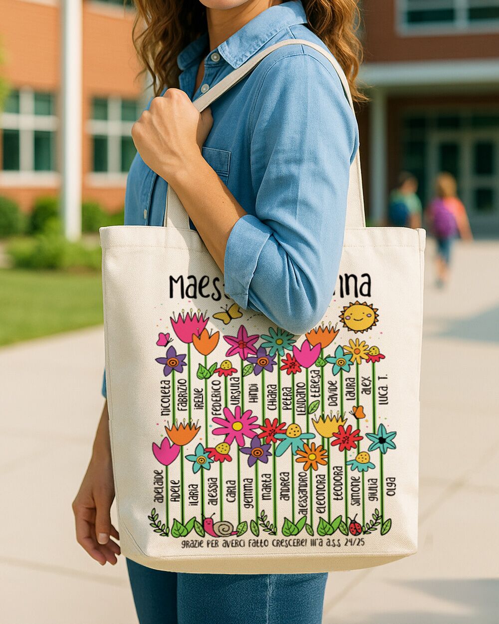 Borsa Personalizzabile con Fiori, Nomi Alunni e Dedica - Idea Regalo Originale Maestre, Regalo di Classe Fine Anno Scolastico - immagine 2