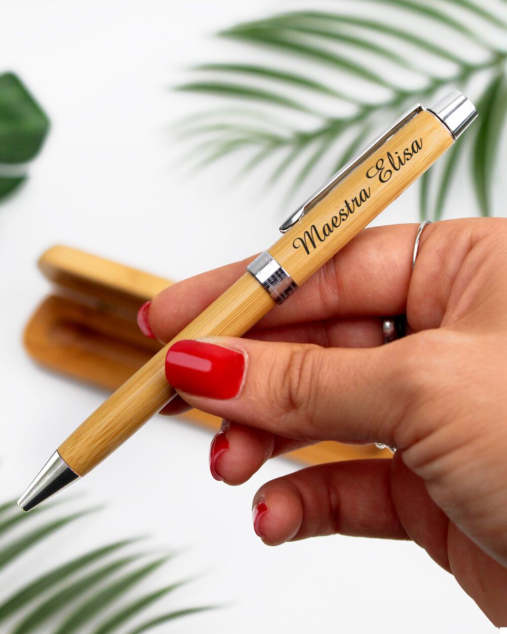 Penna in Legno con Decoro e Nome Maestra - Idea Regalo Fine Anno Scolastico - immagine 2