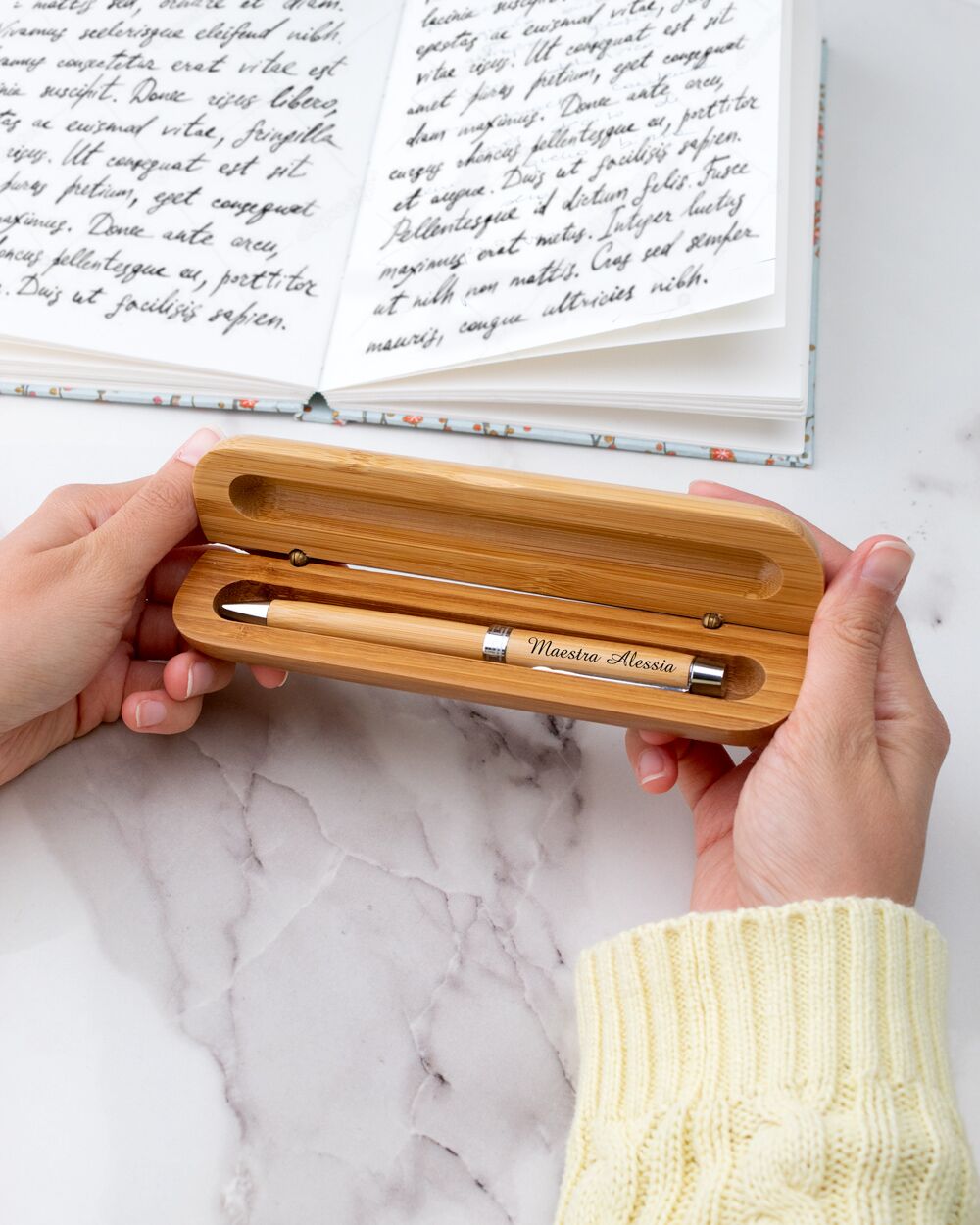 Penna in Legno con Decoro e Nome Maestra - Idea Regalo Fine Anno Scolastico - immagine 4