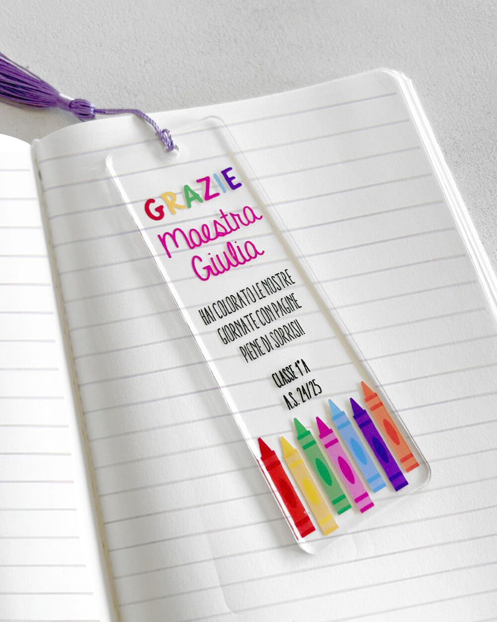 Segnalibro in Plexiglass Trasparente Per Regalo Maestre con Nappina e Matite - Grazie Maestra - immagine 5