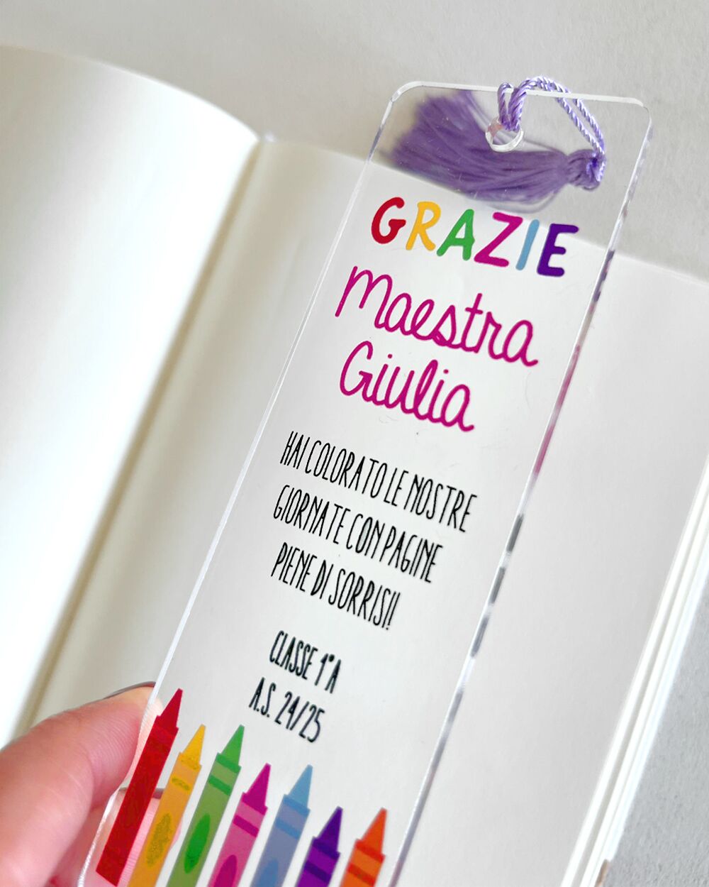Segnalibro in Plexiglass Trasparente Per Regalo Maestre con Nappina e Matite - Grazie Maestra - immagine 3