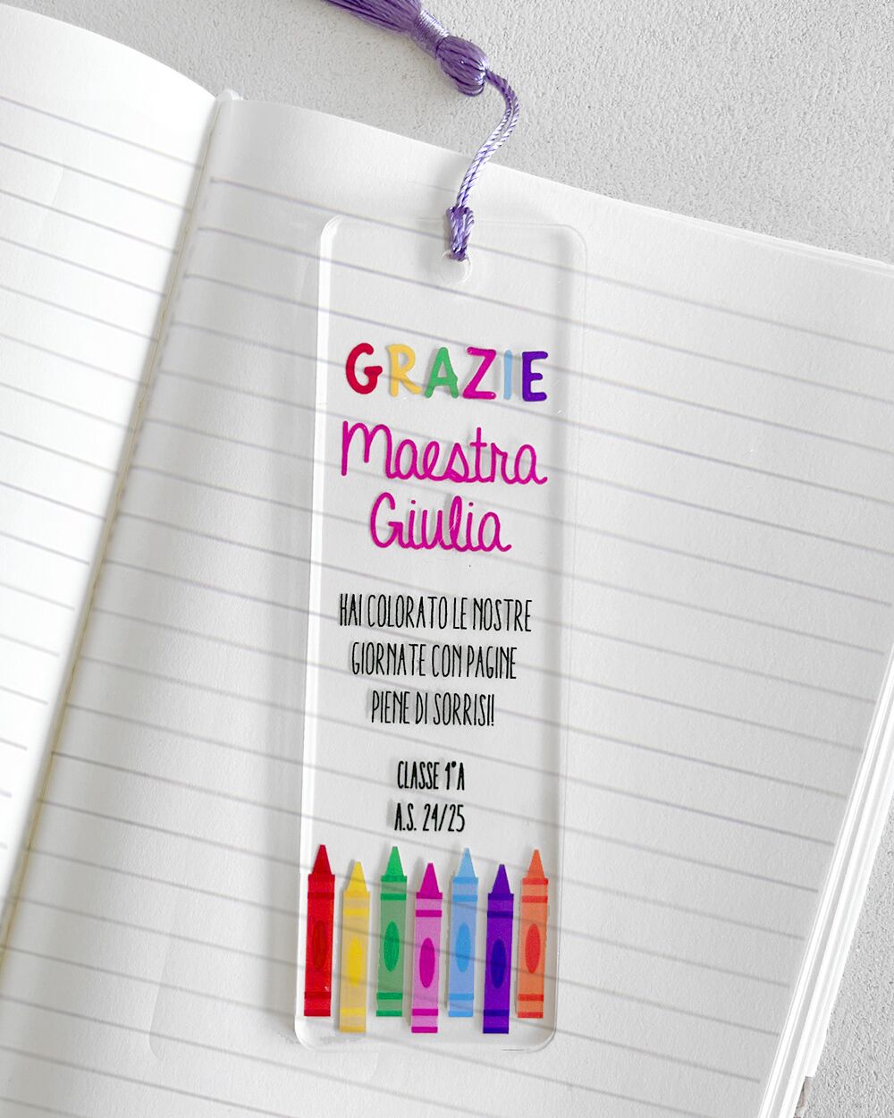 Segnalibro in Plexiglass Trasparente Per Regalo Maestre con Nappina e Matite - Grazie Maestra - immagine 4
