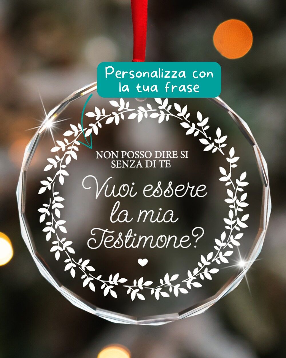 Pallina di Natale in Cristallo Tondo, Taglio a Diamante, Decorazione Natalizia con Ghirlanda di Foglie Personalizzata "Vuoi Essere la Mia Testimone?"– Addobbo Elegante con Nastro Rosso – Idea Regalo Natale Testimone di Nozze - immagine 2