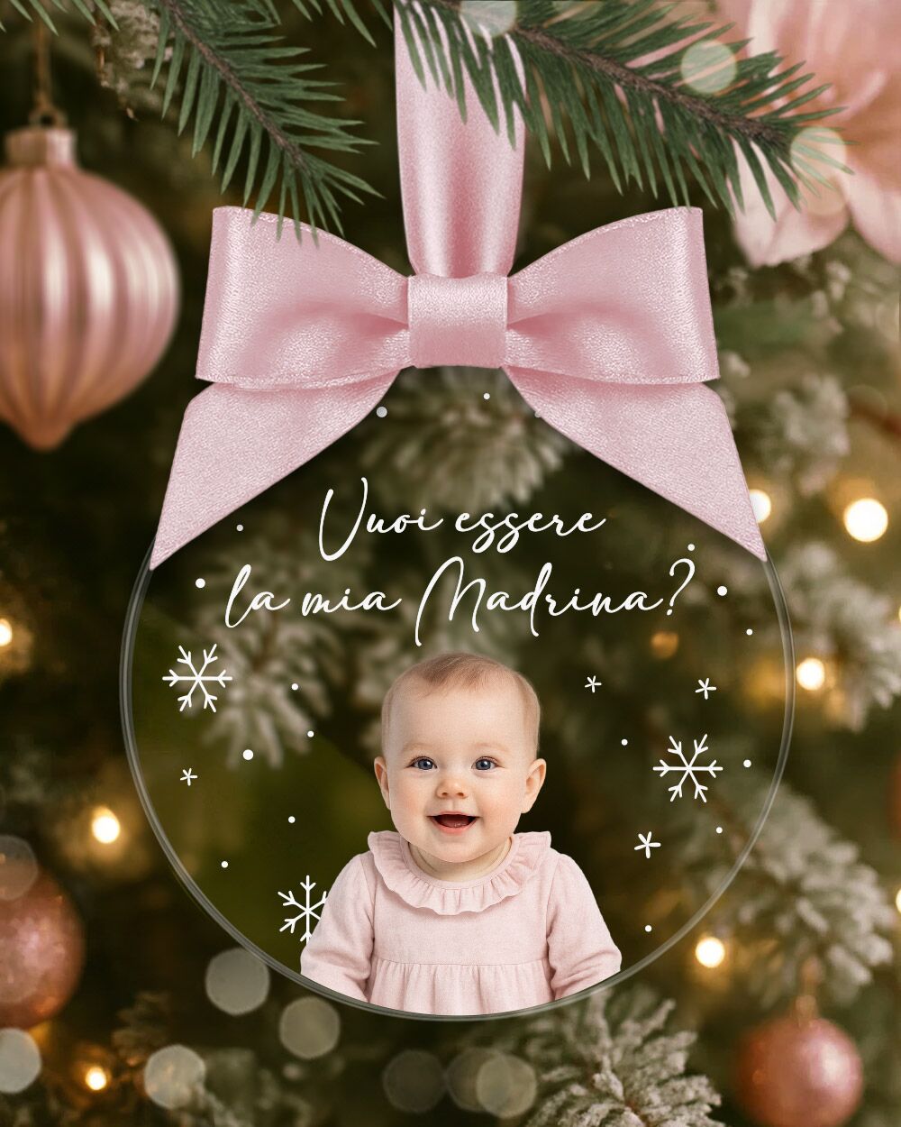 Pallina di Natale in Plexiglass, Decorazione Natalizia Personalizzata con Foto e Fiocchi di Neve "Vuoi Essere la Mia Madrina?" - Idea Addobbo per l'Albero, Regalo Natale Madrina, Padrino - immagine 8