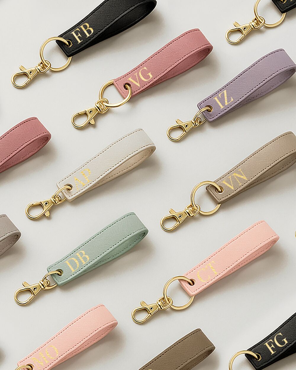 Portachiavi Effetto Pelle con Cinturino da Polso e Moschettone Personalizzato con Iniziali - Idea Regalo per Lei - immagine 7