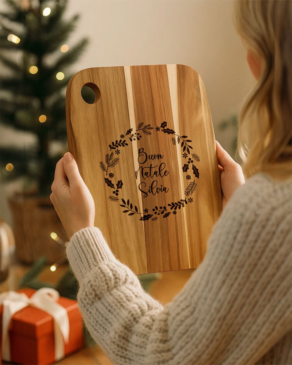 Tagliere in Legno con Foro Personalizzato con la Tua Frase e Ghirlanda - Idea Regalo di Natale per la Famiglia, Genitori, Suoceri